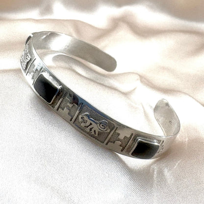 Manchette Inti Onyx en argent gravé avec onyx noir et décor inspiré des lignes de Nazca