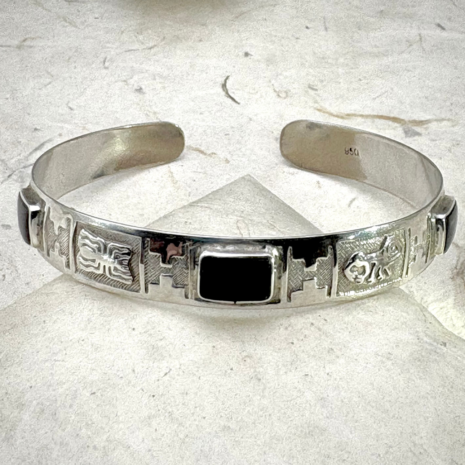 : Vue artistique de la manchette Inti Onyx en argent et onyx noir 
