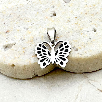 Vue rapprochée du pendentif Ailéa révélant les détails du motif découpé et les finitions artisanales.