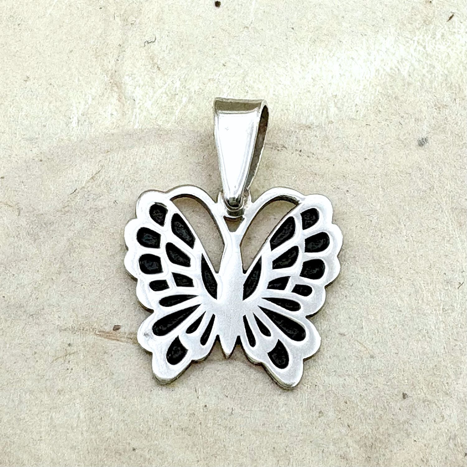 Vue rapprochée du pendentif Ailéa révélant les détails du motif découpé et les finitions artisanales.