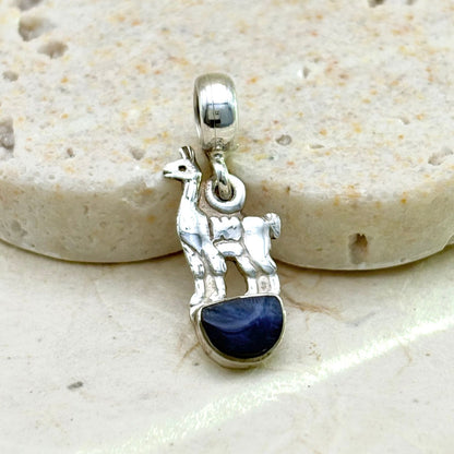 Vue rapprochée du pendentif Lama en argent mettant en valeur le lapis-lazuli et les détails de la silhouette.