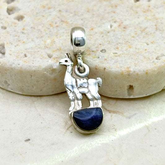 Vue rapprochée du pendentif Lama en argent mettant en valeur le lapis-lazuli et les détails de la silhouette.