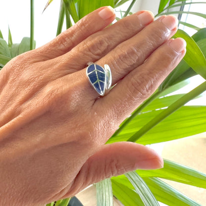 Bague Vita en lapis-lazuli portée à la main