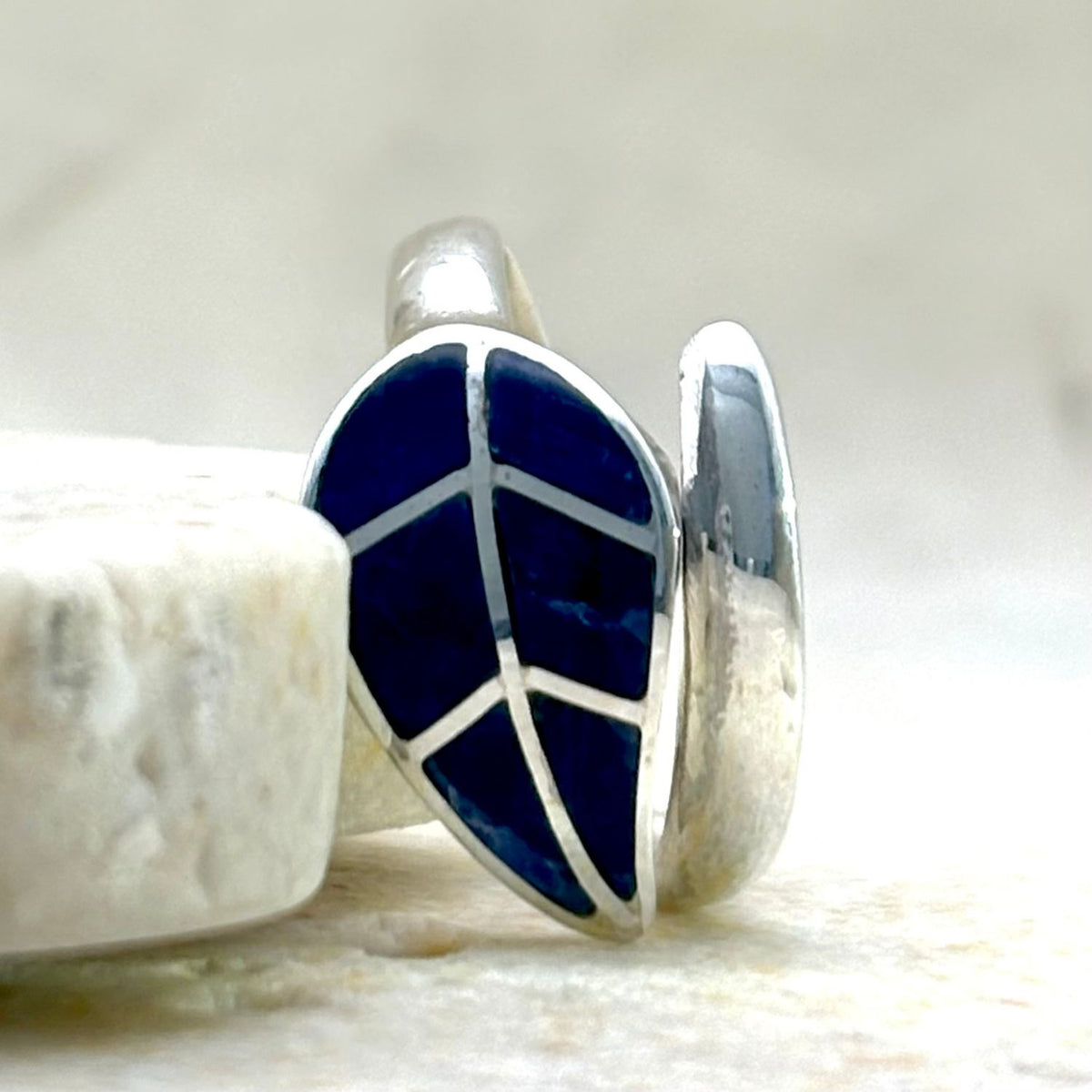 Détail de la bague Vita en argent et lapis-lazuli
