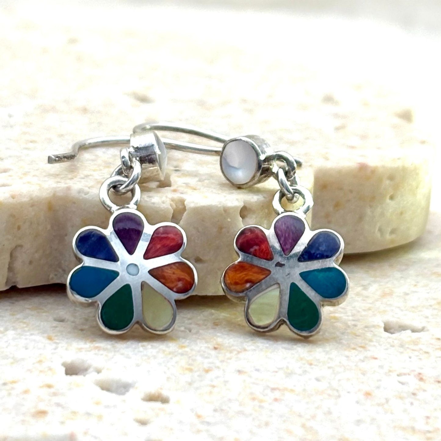 Boucles d'oreilles Flora en argent avec motif fleur et pierres naturelles multicolores