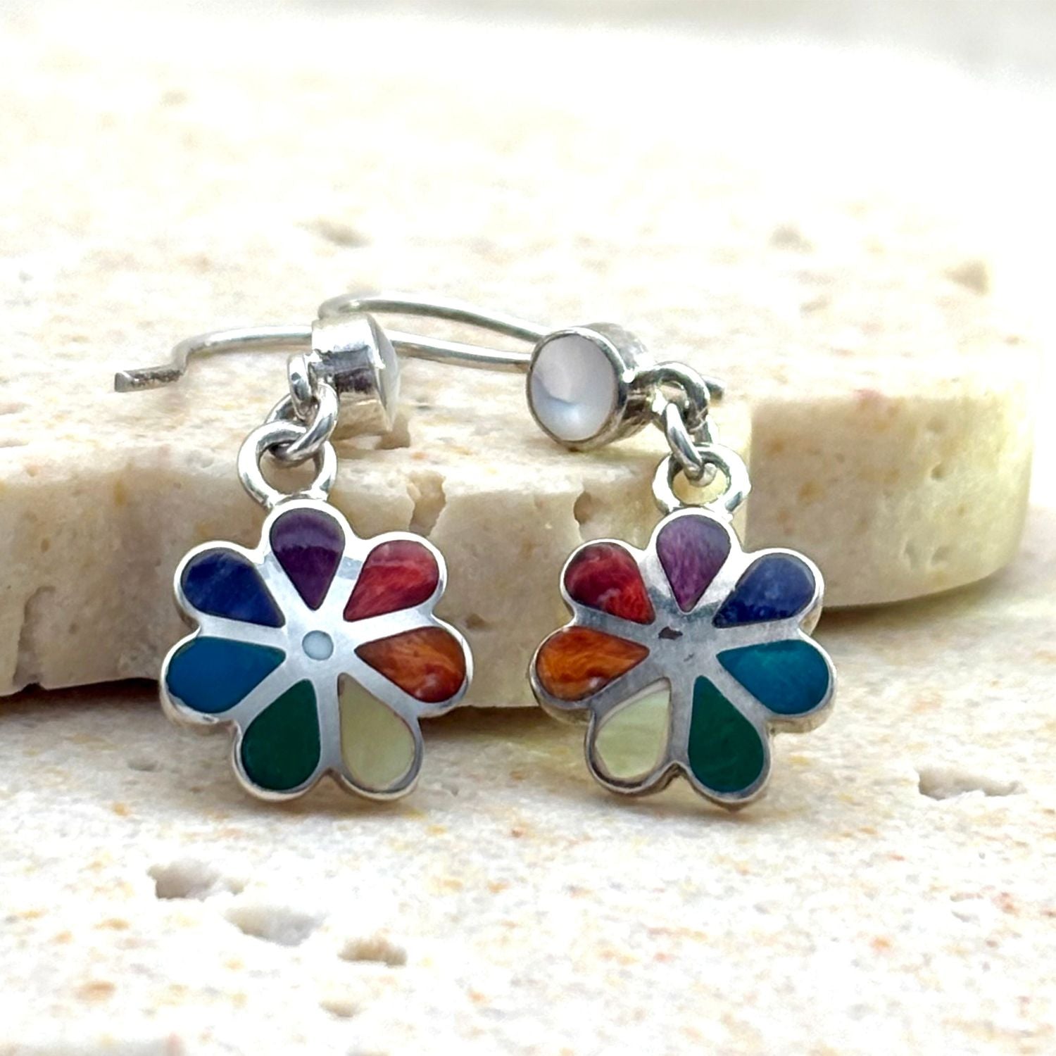 Boucles d'oreilles Flora en argent avec motif fleur et pierres naturelles multicolores