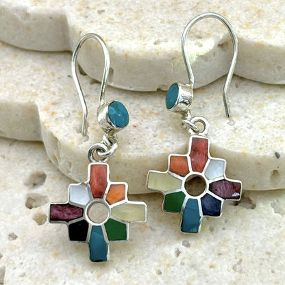 Boucles d'oreilles pendantes Chakana en argent et pierres naturelles. Bijou artisanal de la collection Initiale.