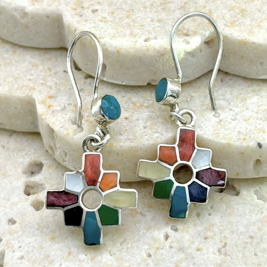 Boucles d'oreilles pendantes Chakana en argent et pierres naturelles. Bijou artisanal de la collection Initiale.