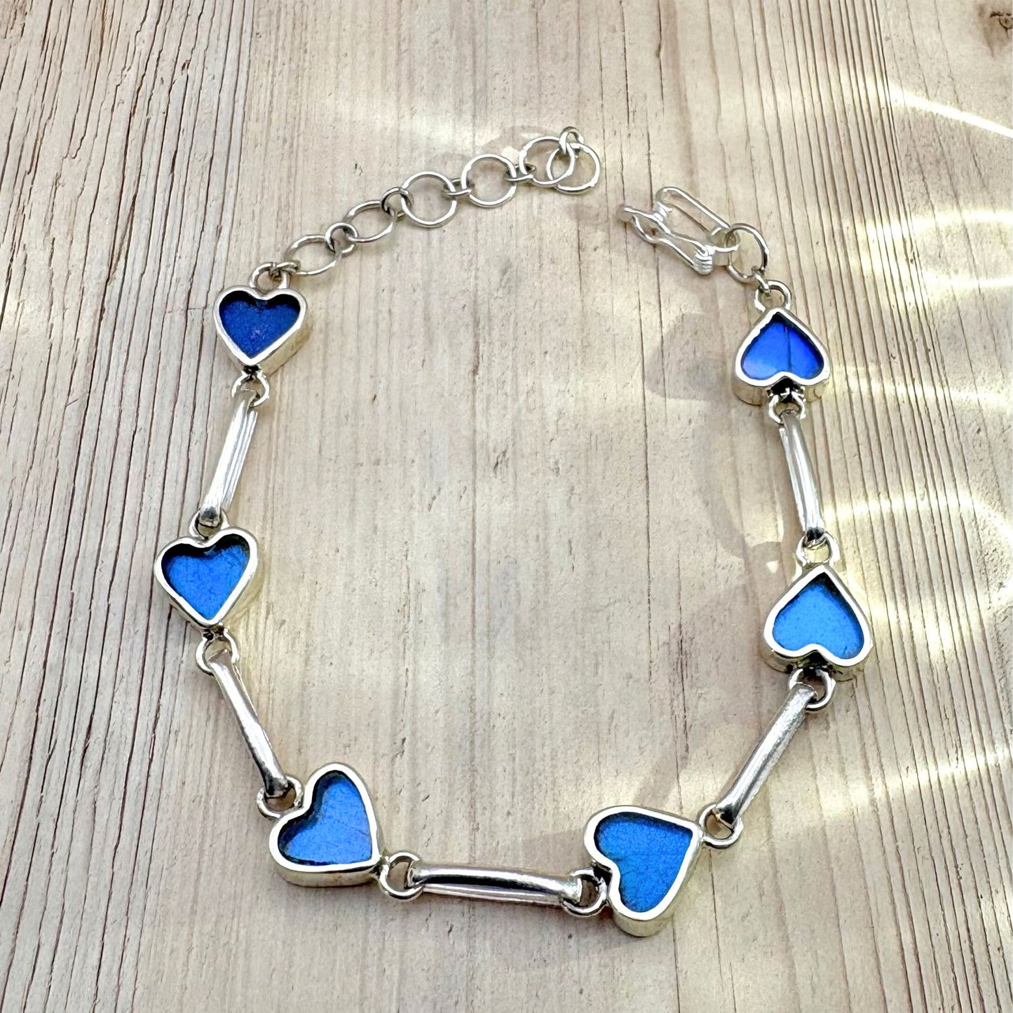 Bracelet Aelya en argent avec véritables ailes de papillon en forme de cœur, création artisanale de la collection Éclosion.