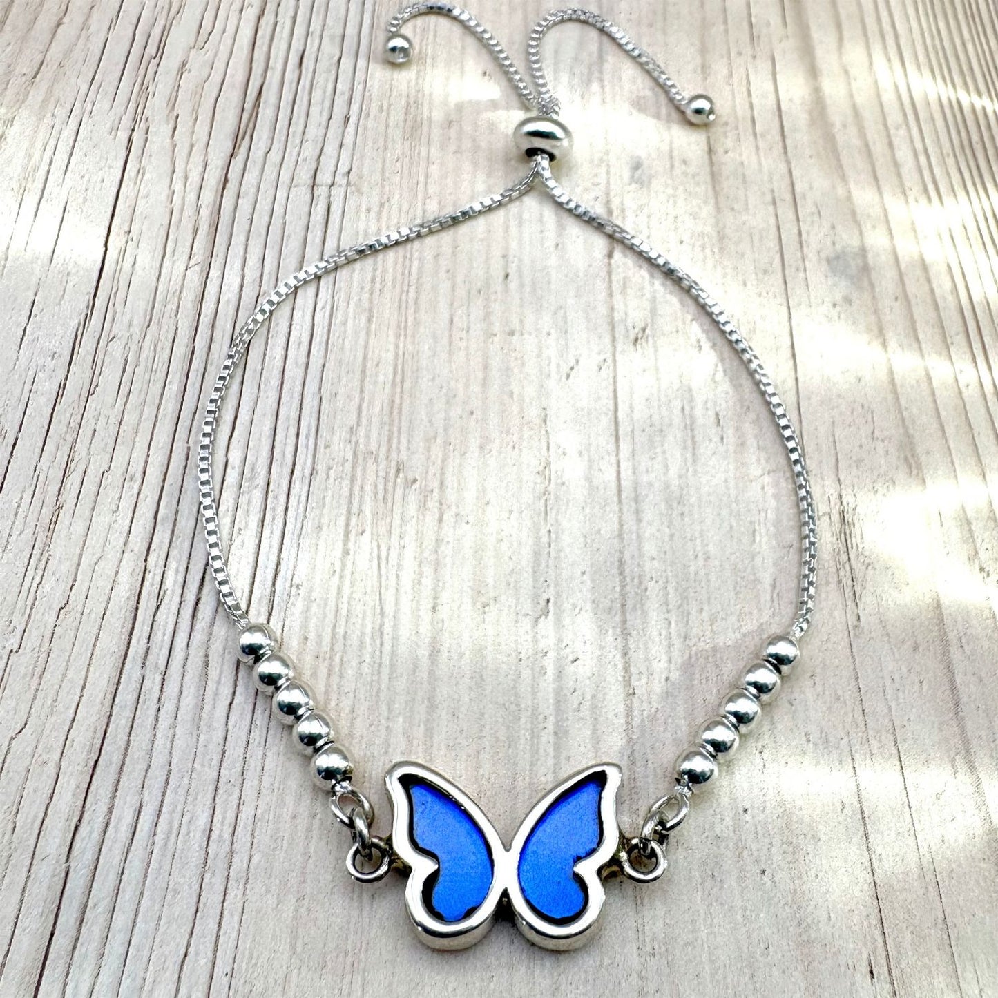 Bracelet Azuria en argent avec véritables ailes de papillon bleu profond, création artisanale de la collection Éclosion