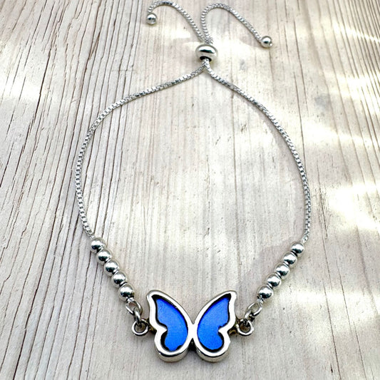 Bracelet Azuria en argent avec véritables ailes de papillon bleu profond, création artisanale de la collection Éclosion