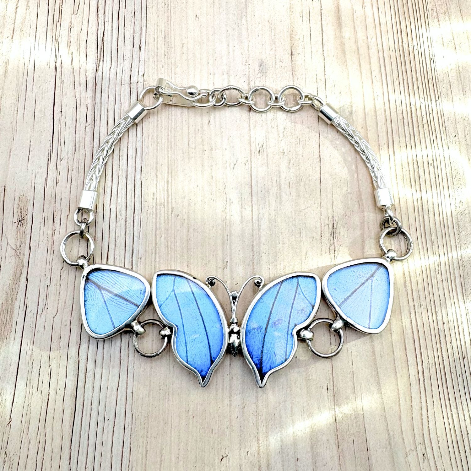 Bracelet Lumira en argent avec véritables ailes de papillon bleu irisé, création artisanale de la collection Éclosion