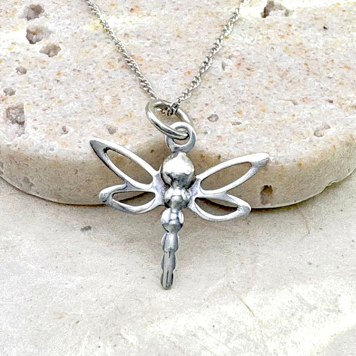 Pendentif Élia en argent en forme de libellule. Bijou artisanal de la collection Essentielle.