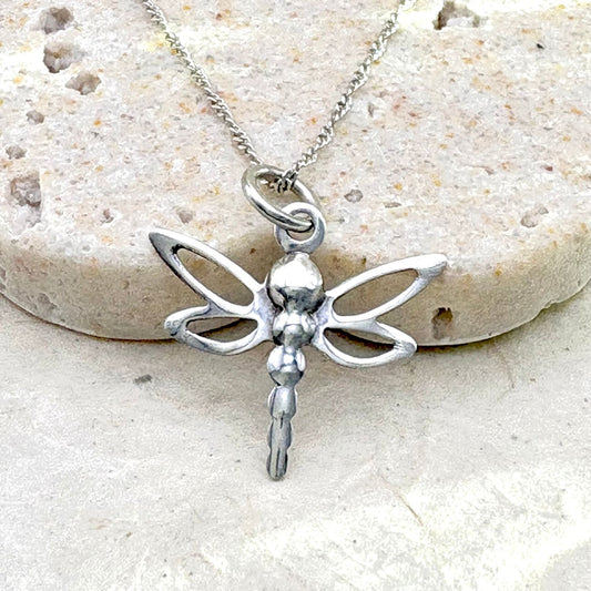 Pendentif Élia en argent en forme de libellule. Bijou artisanal de la collection Essentielle.
