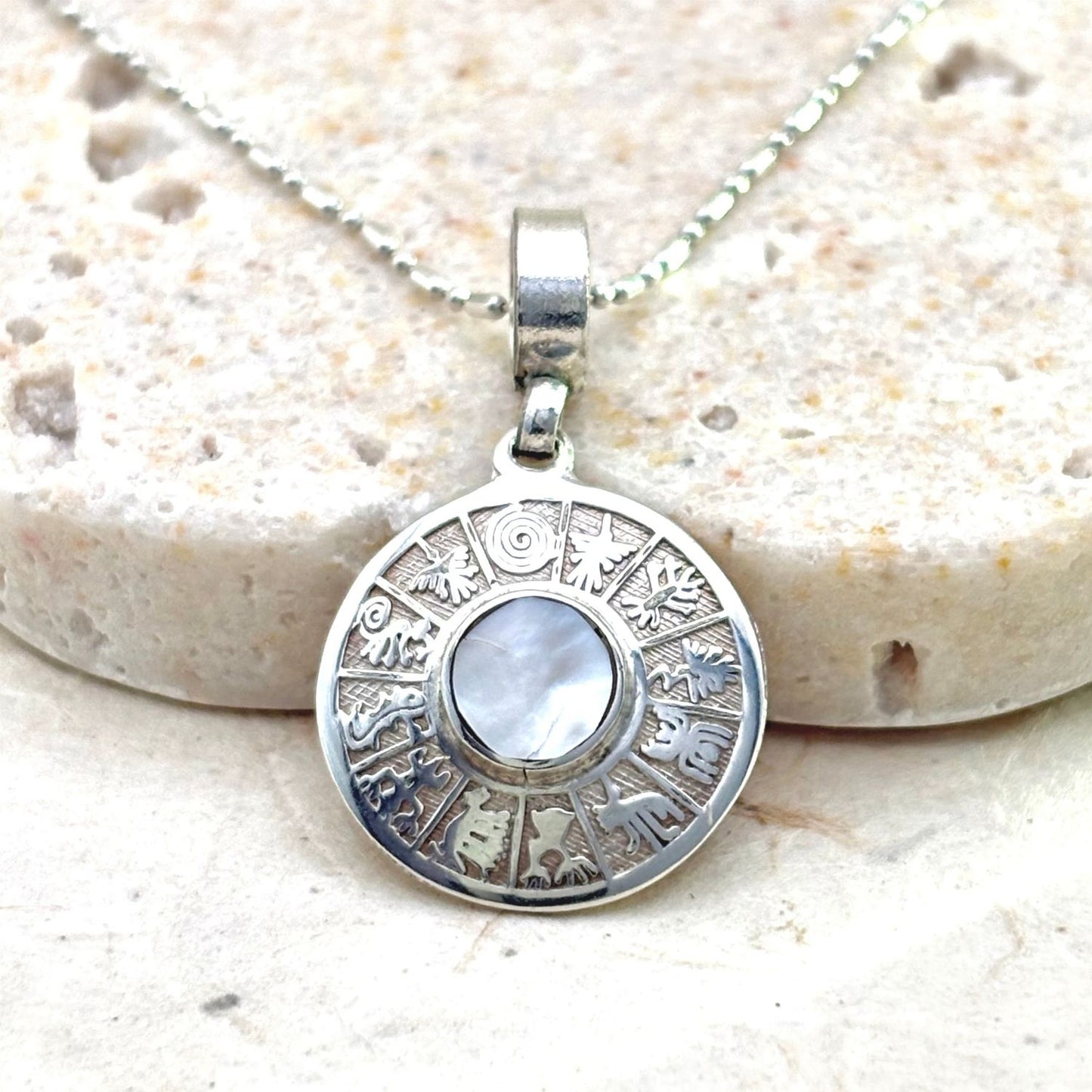 Pendentif Lumia en argent avec centre en nacre naturelle et motif gravé de la collection Essentielle.