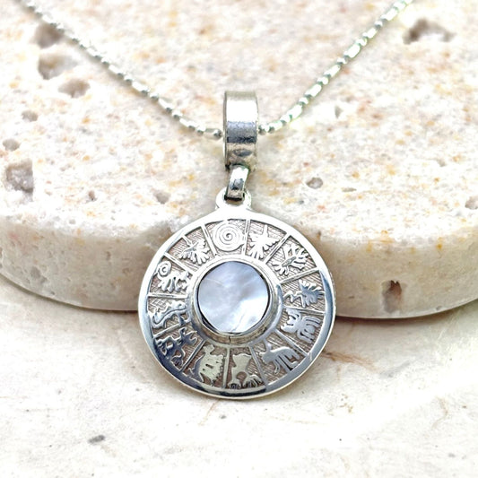 Pendentif Lumia en argent avec centre en nacre naturelle et motif gravé de la collection Essentielle.