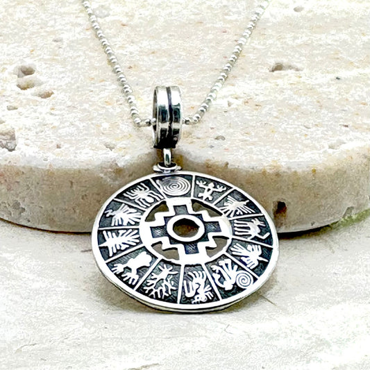 Pendentif Oréa en argent au motif géométrique inspiré de la Chakana, création artisanale de la collection Essentielle.