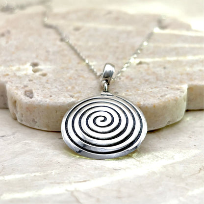 Pendentif Spira en argent au motif spirale, création artisanale de la collection Essentielle