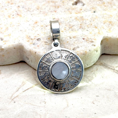 pendentif Lumia en argent révélant le motif gravé et le centre en nacre naturelle.