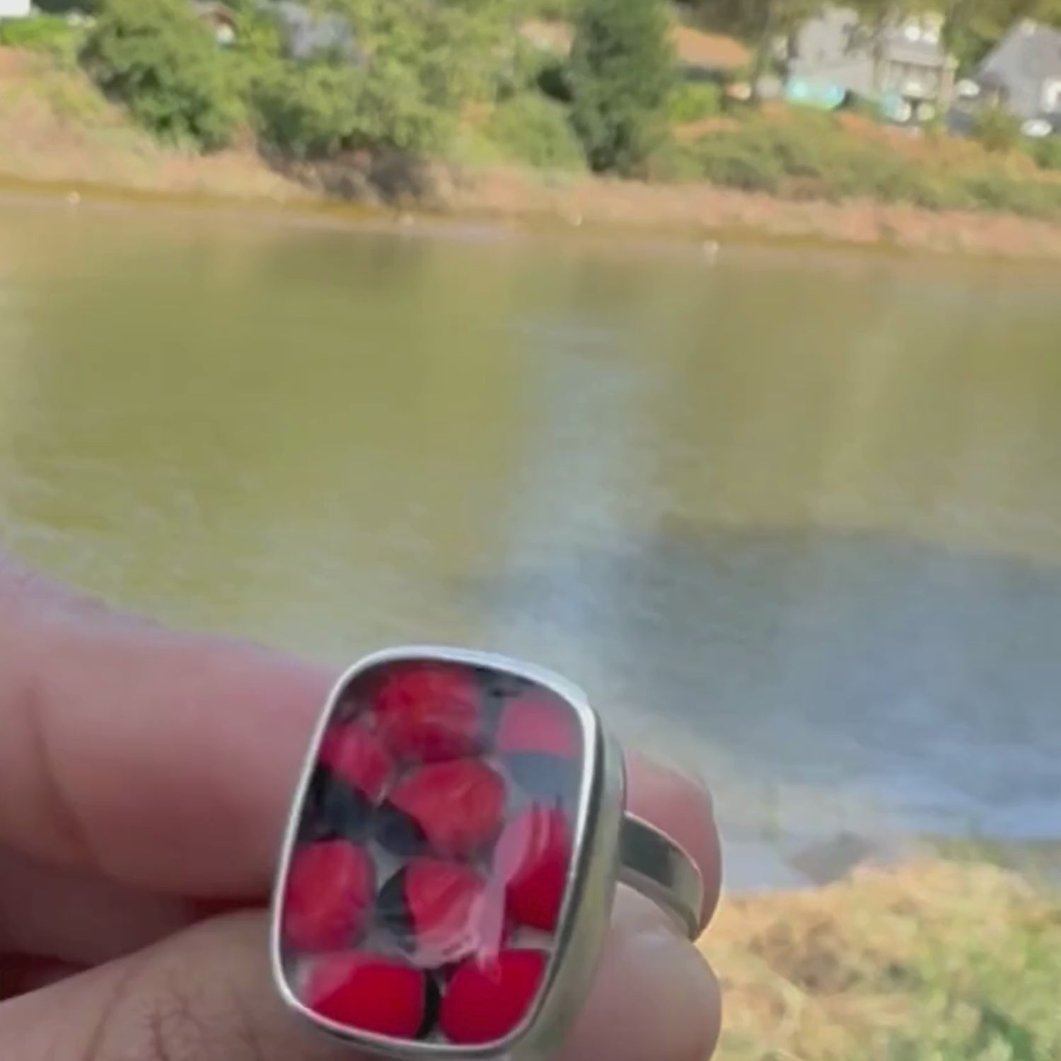 Bague Huayruro Mosaïque portée – détail des graines rouges et noires