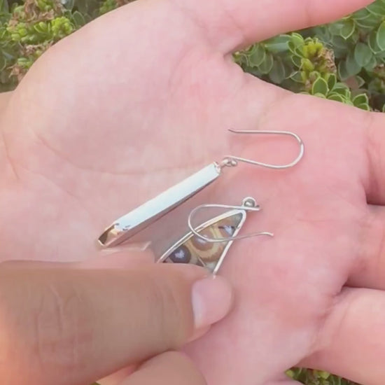 Vidéo montrant les Grandes boucles d'oreilles Élyne révélant les deux faces naturelles des ailes de papillon selon les mouvements.