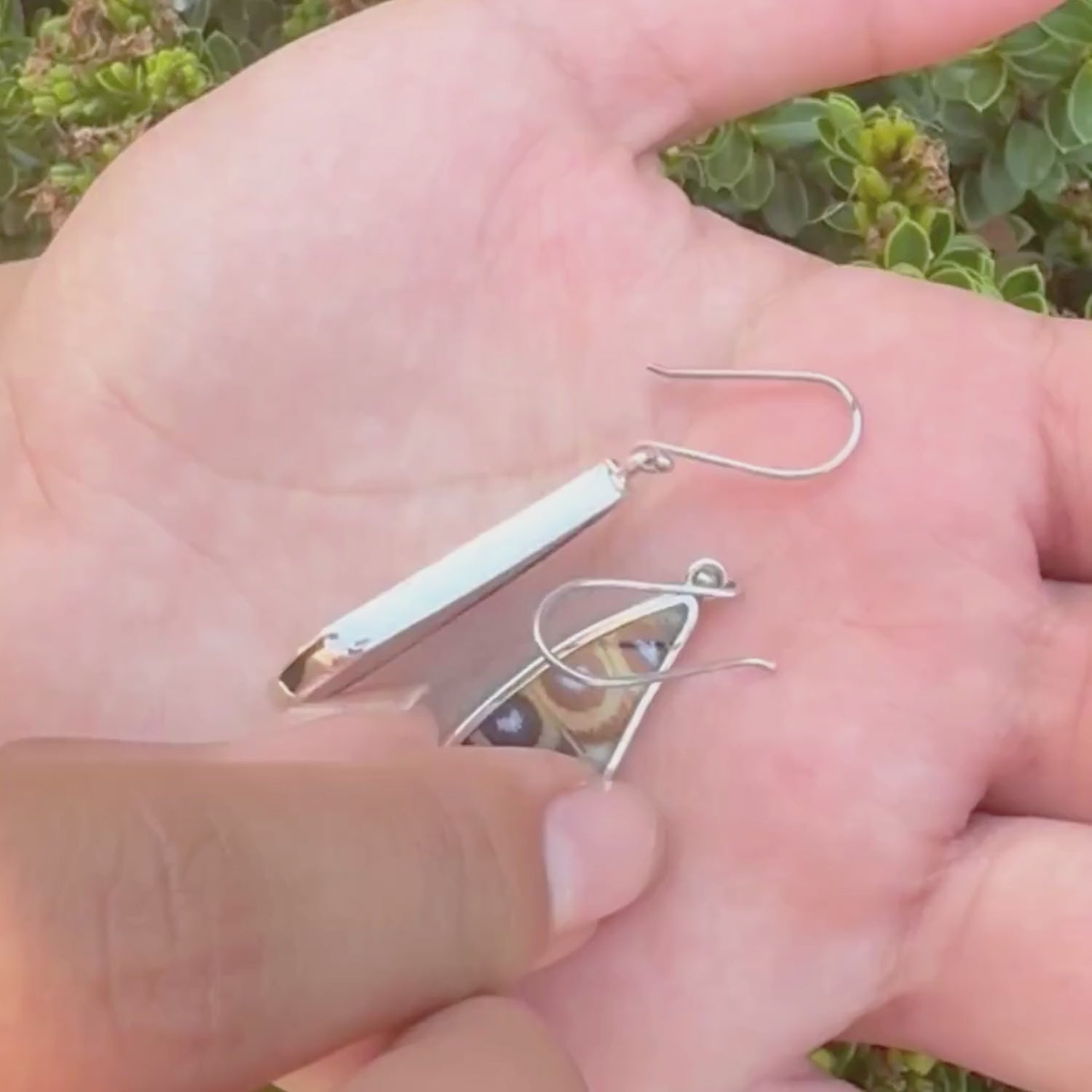 Vidéo montrant les Grandes boucles d'oreilles Élyne révélant les deux faces naturelles des ailes de papillon selon les mouvements.