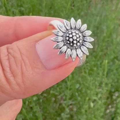Bague Tournesol en argent détail des pétales et du cœur travaillé