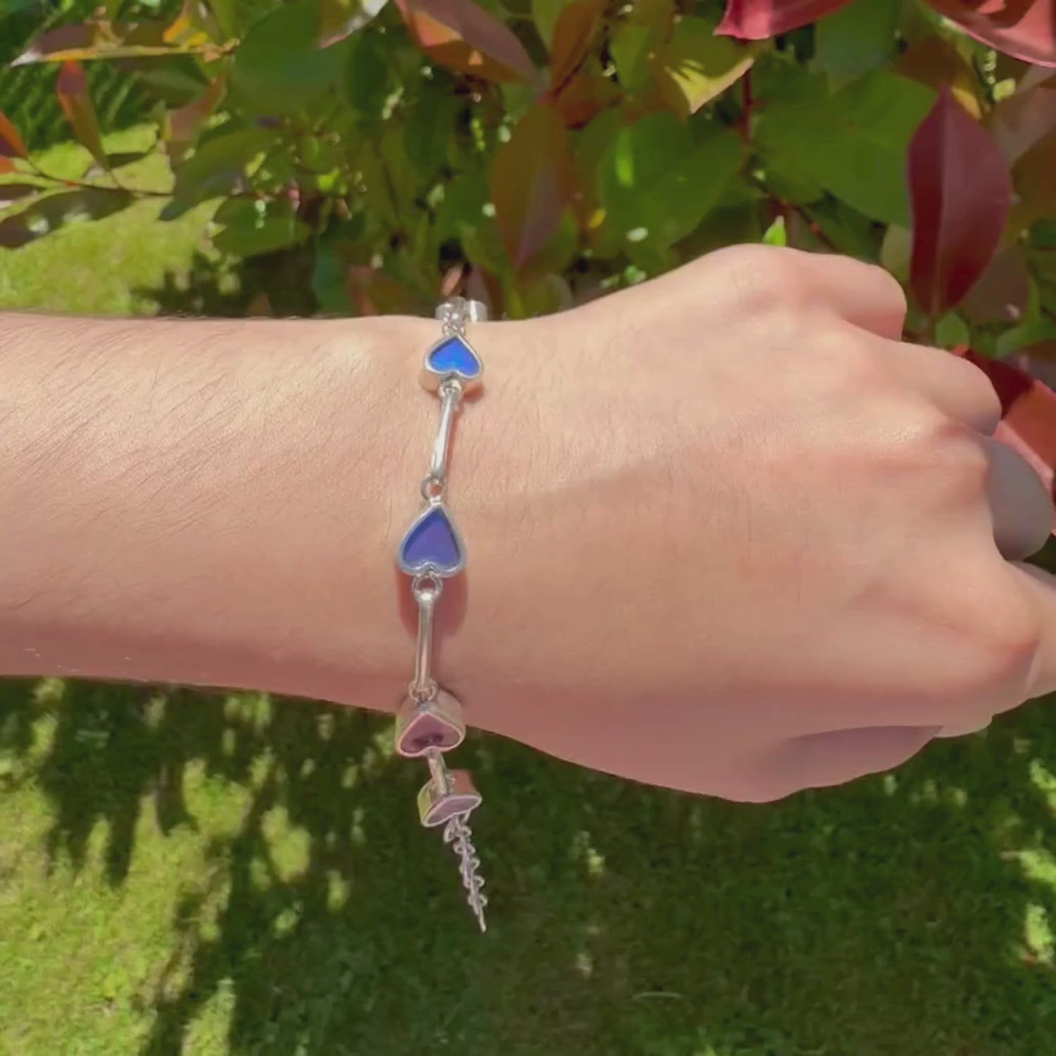 Vidéo du bracelet Aelya révélant les reflets changeants des véritables ailes de papillon, du bleu irisé aux tons naturels selon la lumière et l'orientation des ailes.