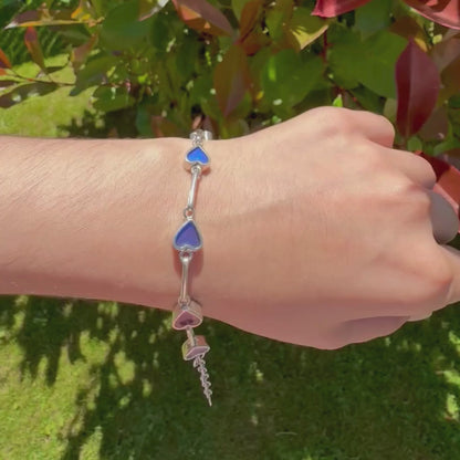 Vidéo du bracelet Aelya révélant les reflets changeants des véritables ailes de papillon, du bleu irisé aux tons naturels selon la lumière et l'orientation des ailes.