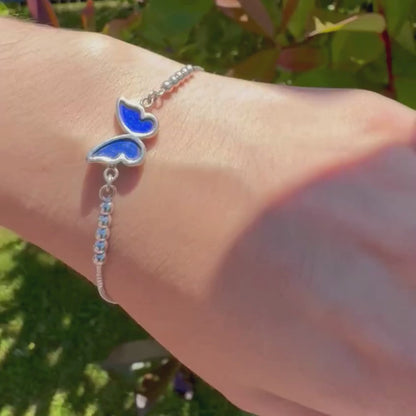 Vidéo du bracelet Azuria montrant les reflets changeants des ailes de papillon ainsi que son système de réglage ajustable