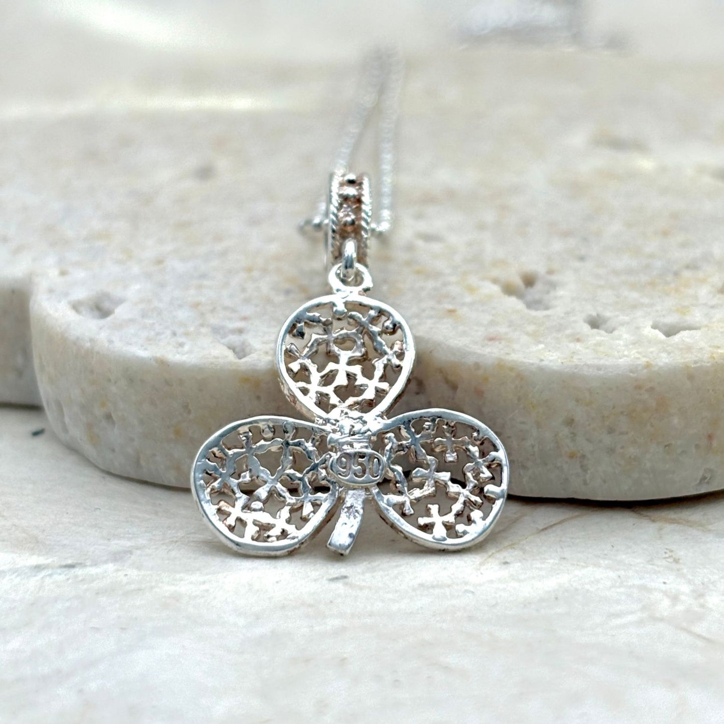 ue arrière du pendentif Folia révélant les détails de fabrication et le poinçon de l'argent . 