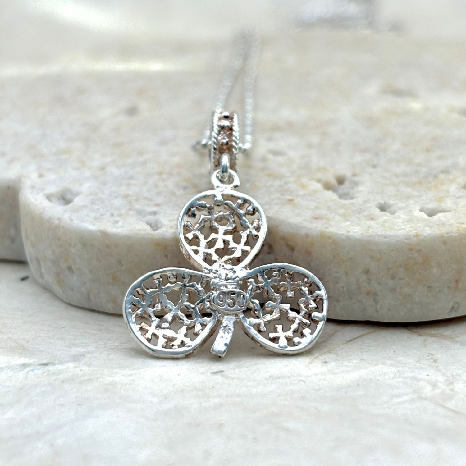 ue arrière du pendentif Folia révélant les détails de fabrication et le poinçon de l'argent . 